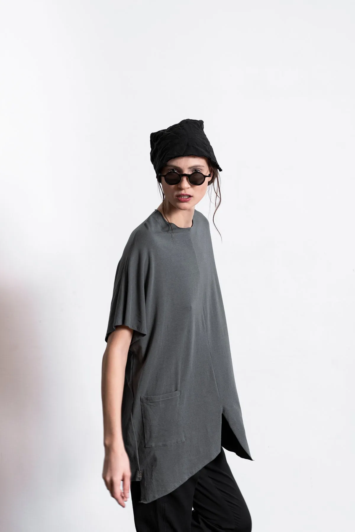 eigensinnig wien | Murdoch | Oversized Tee für Damen aus Baumwolle und Bambus in Grau