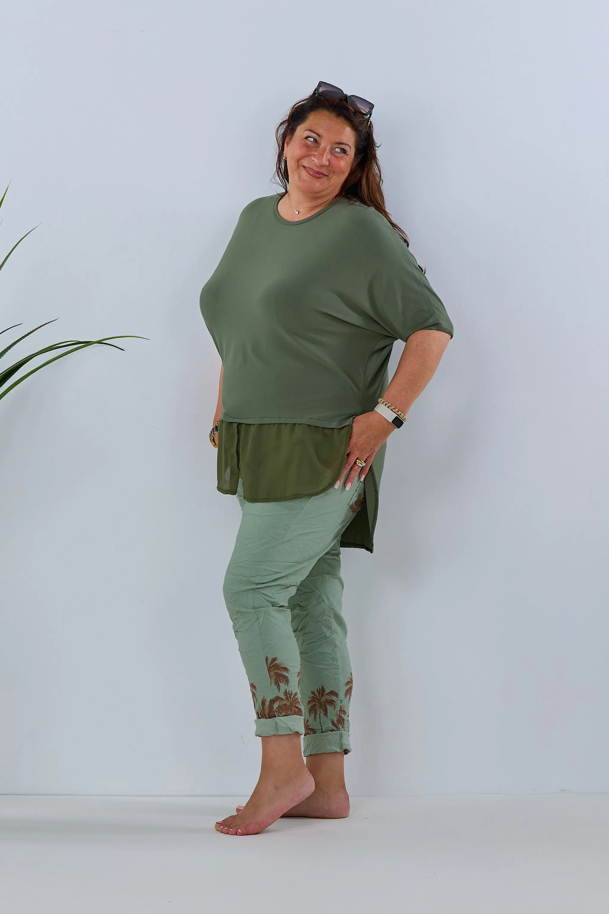 oversized Shirt mit Bluseneinsatz und Kette, khaki