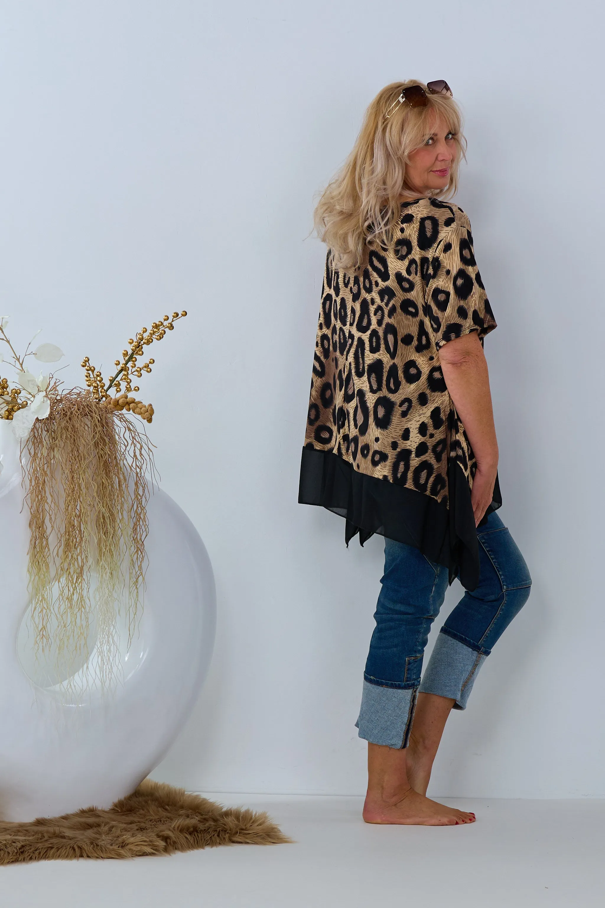 oversized Shirt mit großem Leo-Muster und Bluseneinsatz, leo